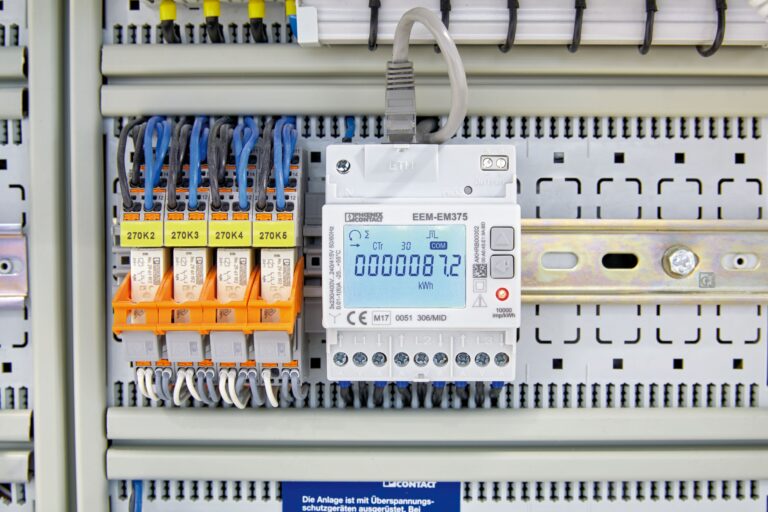 EEM-EM375 energy meter from Phoenix Contact in a control cabinet - precise recording of energy consumption with Ethernet connection and terminal modules.