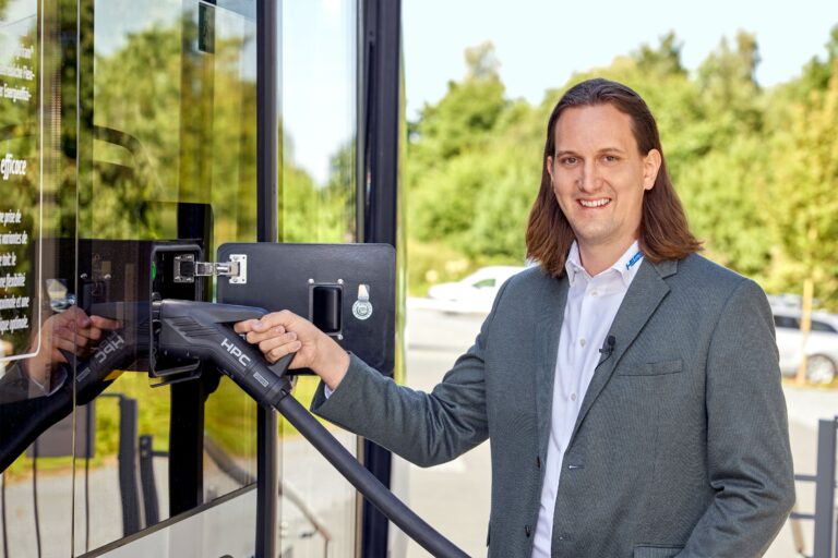 Nicolas Amacker (HESS) beim Laden des Swiss eBus plus