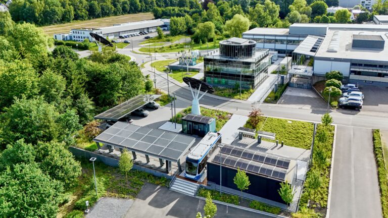 Der Elektrobus Swiss eBus plus beim Ladetest im E-Mobility Bereich des All Electric Society Parks in Blomberg, Deutschland.