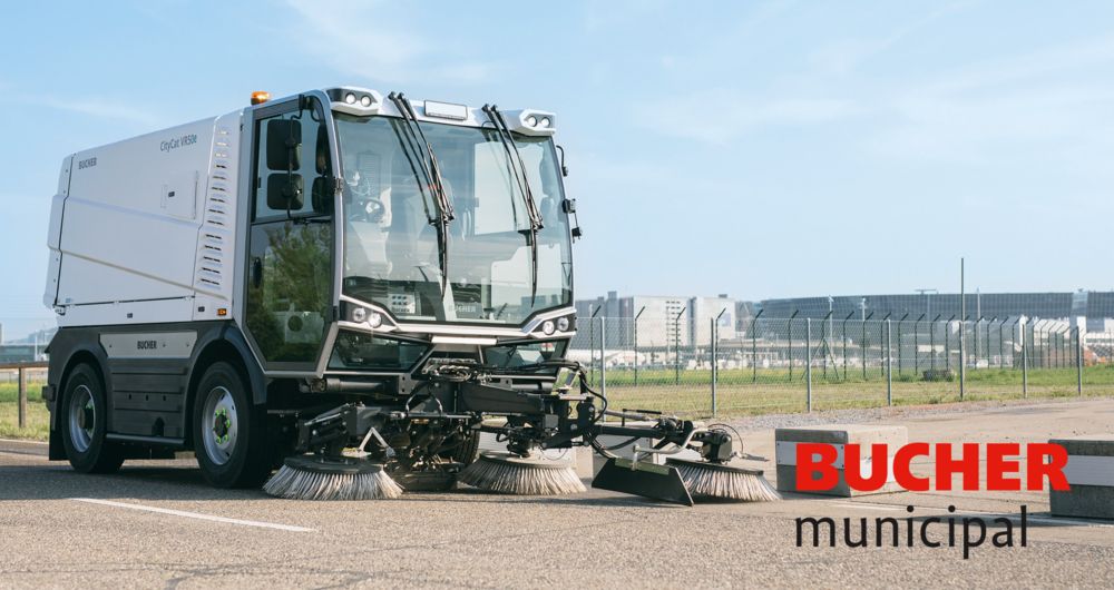 Elektrische Straßenkehrmaschine CityCat V20e von Bucher Municipal bei der Reinigung einer asphaltierten Fläche