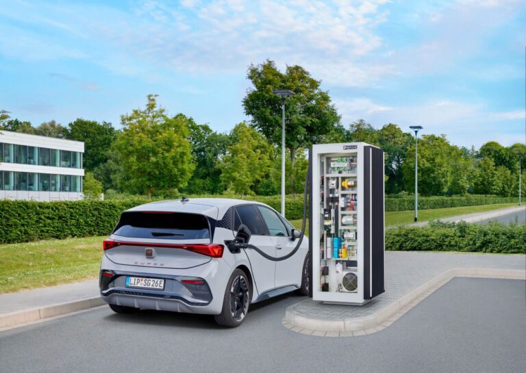 E-Auto steht an einer DC-Ladestation und lädt.