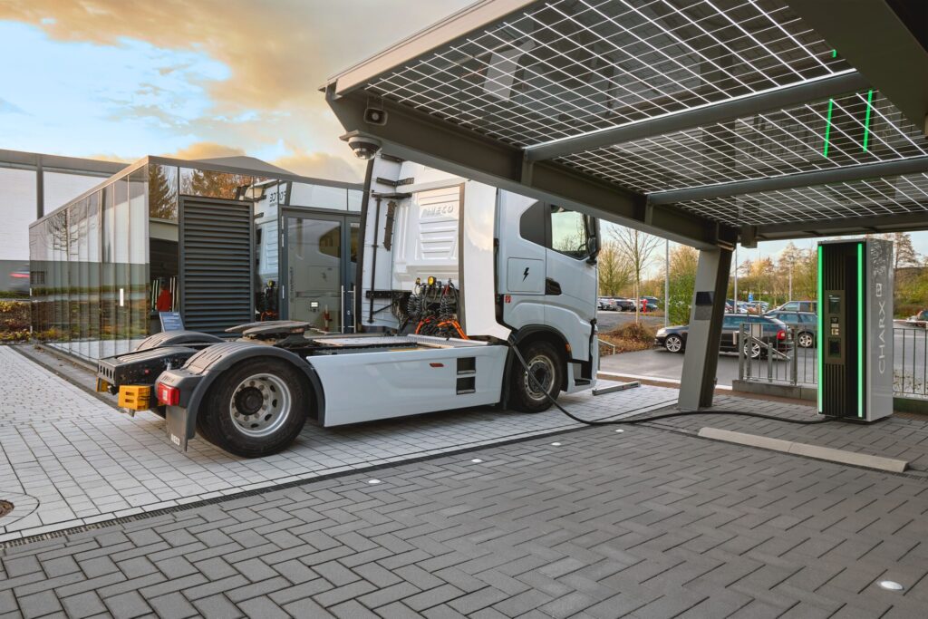 Der E-Truck von EFORCE beim Ladetest im AES-Park.