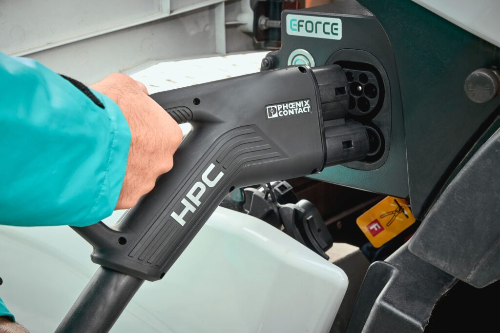 Elektrischer LKW lädt mit High-Power-Charging