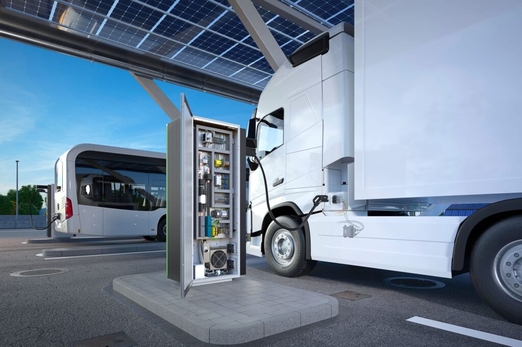 Elektrischer LKW lädt mit CCS-Megawatt-Ladekabel von Phoenix Contact
