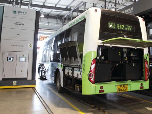 Wir entwickeln einen Steckverbinder zum Wechseln großer Batterien von Elektrobussen. Um die Auslastung der Busse zu optimieren, werden im Depot die entladenen Batterien automatisch gegen aufgeladene ausgetauscht.