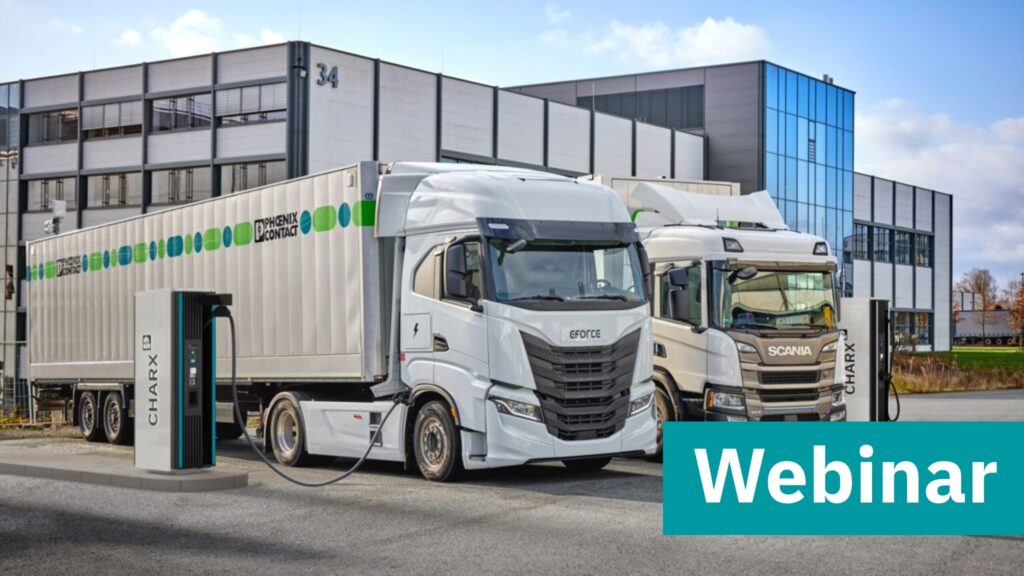 Zwei Lastwagen parken vor einem modernen Gebäude mit der Nummer 34. Im Vordergrund steht ein weißer eFORCE-Lkw, der an einer CHARX-Ladestation angeschlossen ist. Der Anhänger trägt das PHOENIX CONTACT-Logo. Im Hintergrund ist ein Scania-Lkw zu sehen. Unten rechts befindet sich ein türkisfarbenes Rechteck mit dem Schriftzug ‚Webinar‘.
