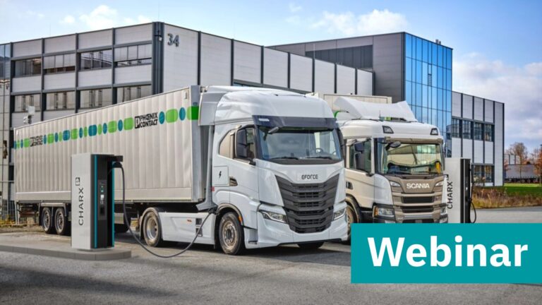 Zwei Lastwagen parken vor einem modernen Gebäude mit der Nummer 34. Im Vordergrund steht ein weißer eFORCE-Lkw, der an einer CHARX-Ladestation angeschlossen ist. Der Anhänger trägt das PHOENIX CONTACT-Logo. Im Hintergrund ist ein Scania-Lkw zu sehen. Unten rechts befindet sich ein türkisfarbenes Rechteck mit dem Schriftzug ‚Webinar‘.