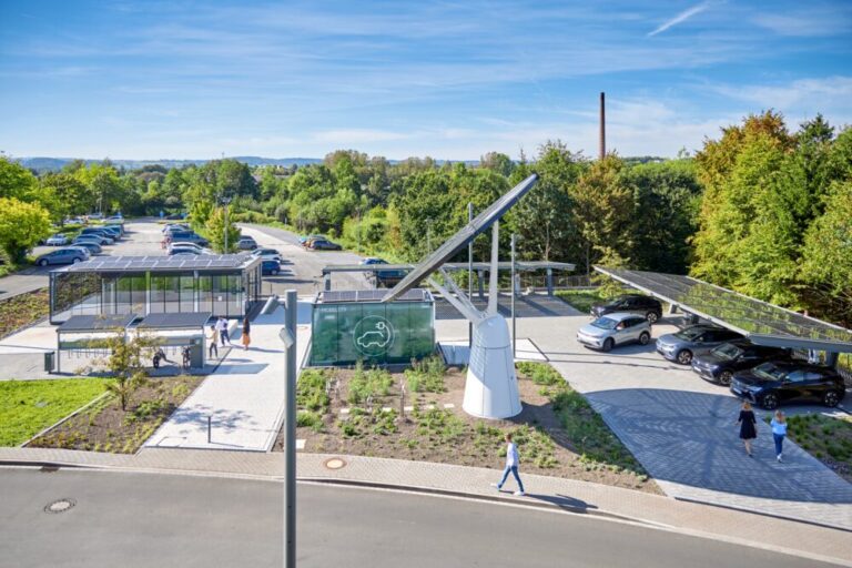 Ladestationen und Solartracker im All Electric Society Park für eine nachhaltige Energievernetzung.