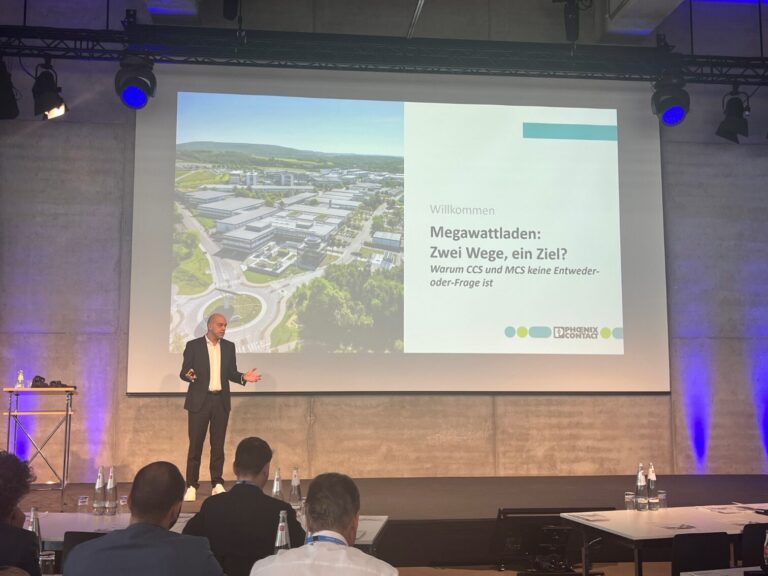 Michael Heinemann auf der VDE Conference während er seinen Vortrag hält.