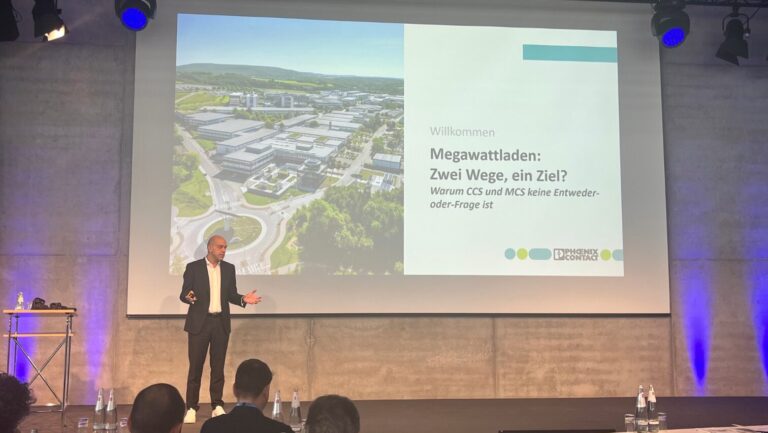 Michael Heinemann auf der VDE Conference während er seinen Vortrag hält.