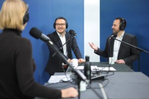 Zwei Herren und eine Name im Tonstudio.