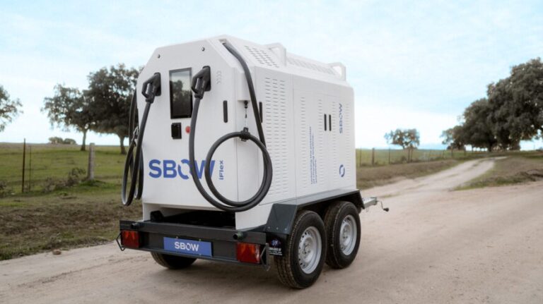 Mobile Schnellladelösung SBOW iFlex steht auf einem Feldweg