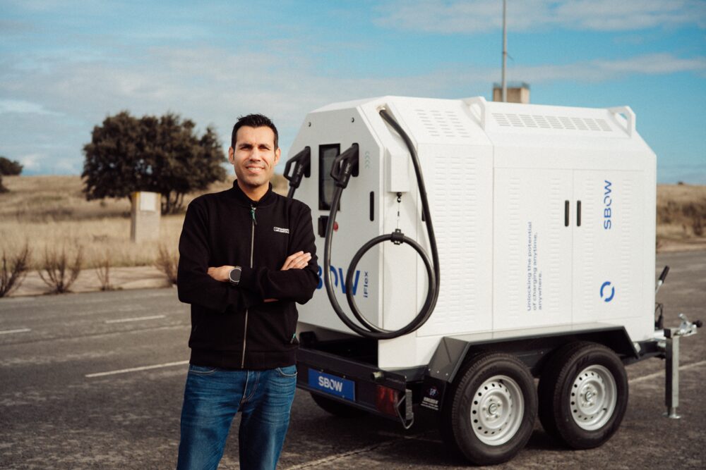 David Alvarez Gonzalez, Product Manager e-mobility at Phoenix Contact S.A.U. neben der Schnellladelösung SBOW iFLex