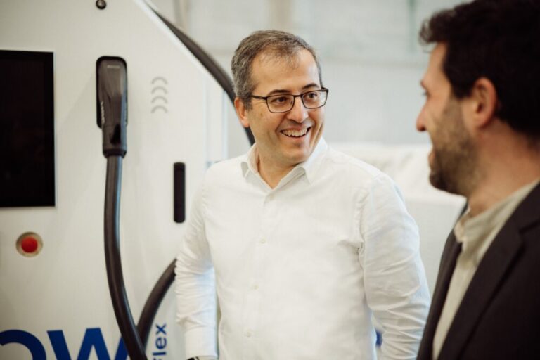 Santiago Antelo, Director SBOW iFlex steht neben der SBOW IFlex Schnellladelösung